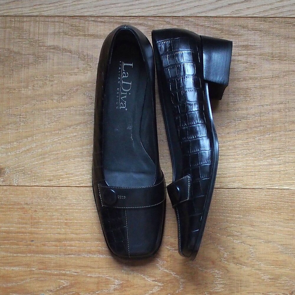 La Diva | Like NEW Leather Croc-Embossed Block Heel Pumps